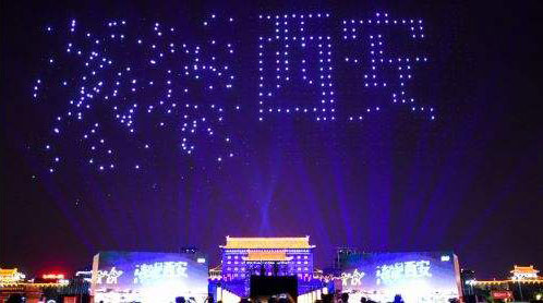 西安無人機(jī)燈光秀表演失誤，或是信號干擾無人機(jī)所致