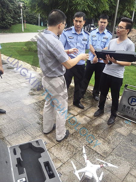 向廣西南寧市局領導講解設備